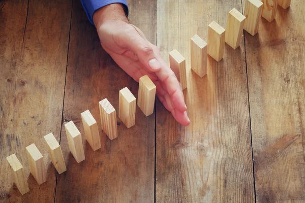 Hand stoping het domino-effect — Stockfoto