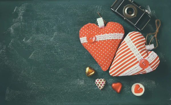 Верхний вид изображения красочной формы сердца шоколад, ткань сердца и винтажная фотокамера на фоне доски. Концепция празднования Дня Святого Валентина. ретро-фильтр — стоковое фото