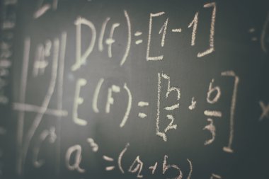 matematik formülleri ve chalboard üzerinde yazılı hesaplama yan görünüm. seçici odak.