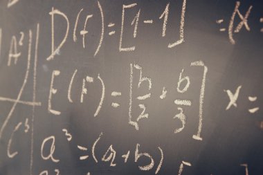matematik formülleri ve chalboard üzerinde yazılı hesaplama yan görünüm. seçici odak.