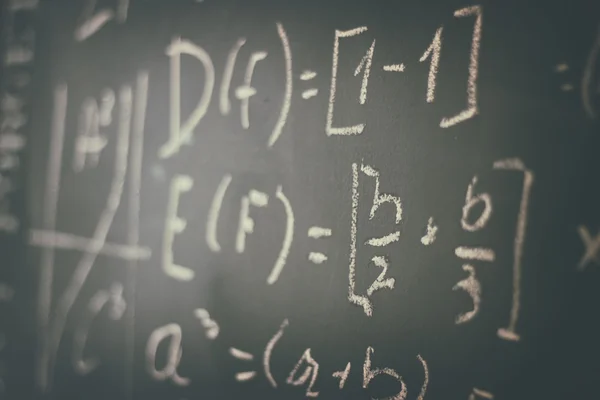 Visão lateral de fórmulas matemáticas e cálculo escrito sobre papelão. foco seletivo . — Fotografia de Stock