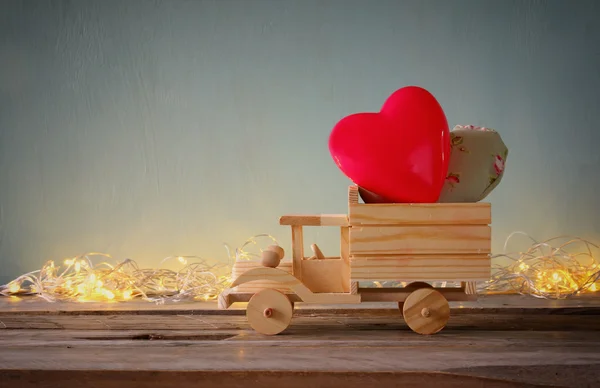 低关键照片的木制玩具卡车用黑板前面的心。情人节那天庆祝概念。老式过滤 — 图库照片