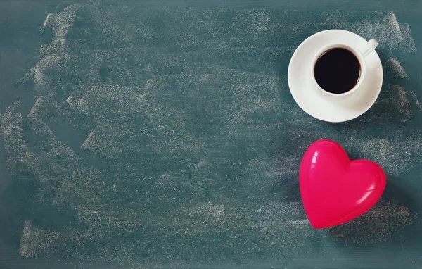 Imagem vista superior do coração rosa e xícara de café no fundo do quadro-negro. Conceito de celebração do dia dos namorados — Fotografia de Stock