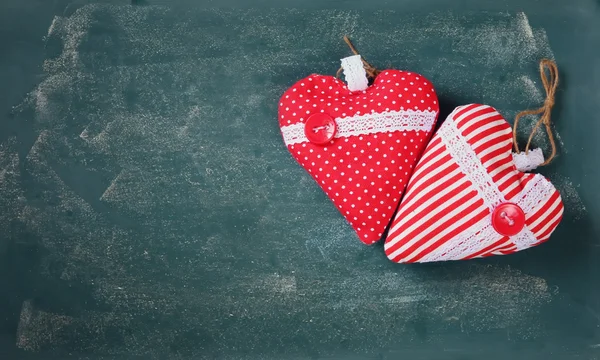 Felülnézeti kép szövet szívek háttér táblára. Valentin-nap ünneplés koncepció — Stock Fotó