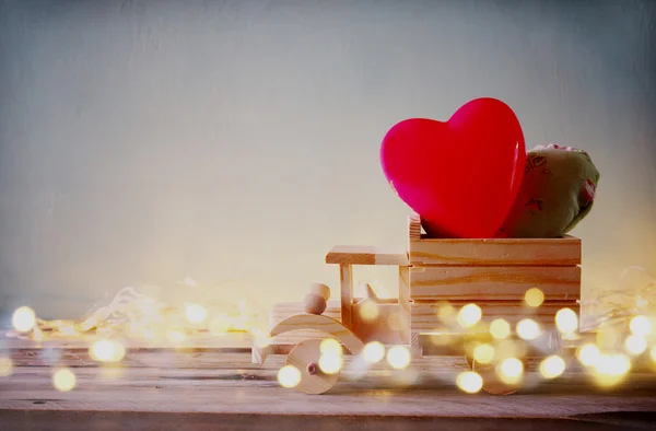 Photo de camion jouet en bois avec des cœurs devant le tableau. concept de célébration de la Saint-Valentin. vintage filtré — Photo