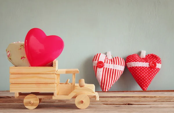 칠판 앞에서 마음으로 나무 장난감 트럭의 사진. 발렌타인의 날 축 하 개념입니다. 빈티지 필터링 — 스톡 사진