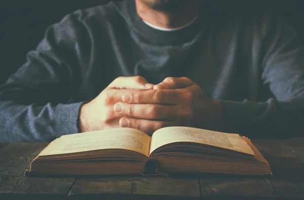 Nízké klíč obrázek osoby sedící vedle modlitební kniha — Stock fotografie