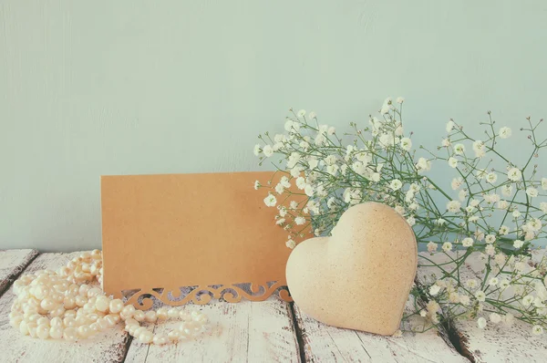 나무 테이블 위에 빈티지 빈 카드 옆 신선한 흰 꽃, 마음, 진주 목걸이. — 스톡 사진