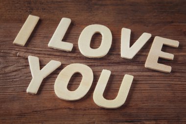 ahşap arka plan üzerinde blok ahşap harflerle yapılan kelimeler 