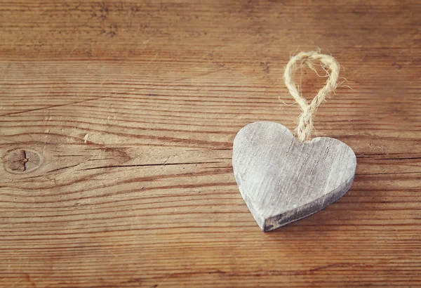 Вибірковий фокус фото дерев'яного серця на сільському столі. Концепція святкування Дня Святого Валентина. вінтажний фільтр — стокове фото
