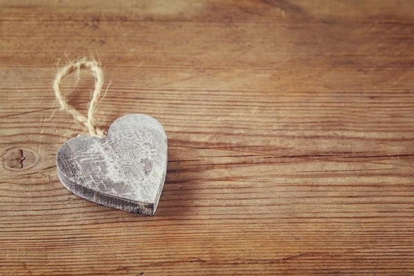 Selektives Fokusfoto von Holzherz auf rustikalem Tisch. Valentinstag-Festkonzept. Jahrgang gefiltert — Stockfoto