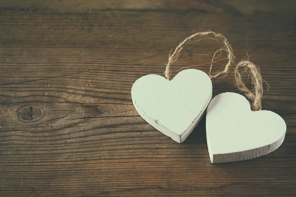 Selektives Fokusfoto von ein paar Holzherzen auf rustikalem Tisch. Konzept zum Valentinstag. — Stockfoto