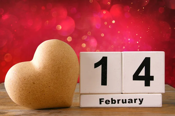 14 февраля деревянный винтажный календарь рядом с сердцем на деревянном столе. блестки фона. Vintage filtered — стоковое фото