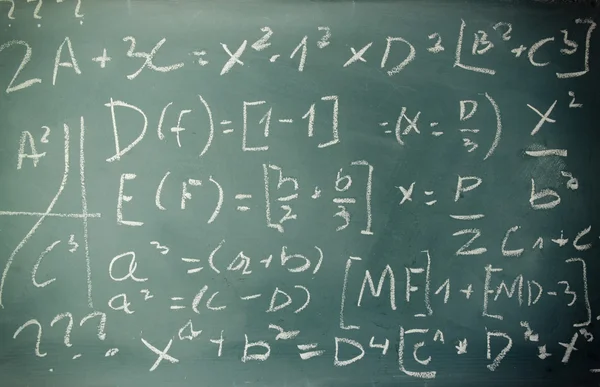 Matematik formülleri ve kara tahta üzerinde yazılı hesaplama yan görünüm. seçici odak. — Stok fotoğraf