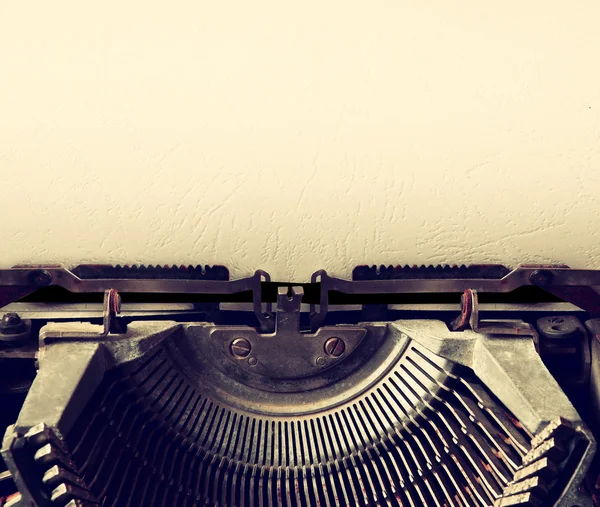 Fermer l'image de la machine à écrire avec feuille de papier. espace de copie pour votre texte. terto filtré — Photo