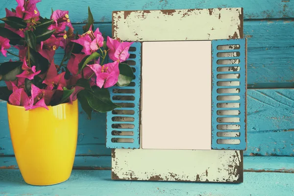 Vintage blank frame next to beautiful purple mediterranean summer flowers. template, ready to put photography — Stock Photo, Image