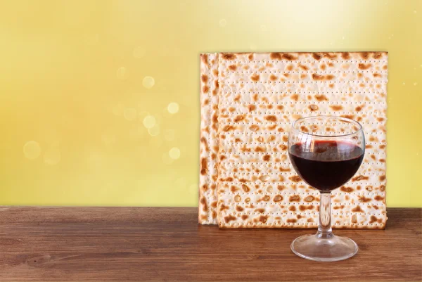 Pesah celebration concept (jewish Passover holiday) with wine and matza — Stock Photo, Image