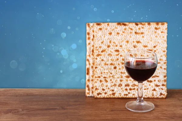 V galerii oslava koncepce (židovského svátku Pesach) s vínem a matza — Stock fotografie