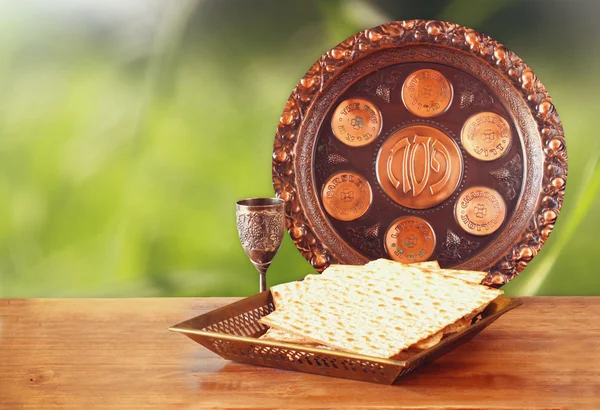 Conceito de celebração Pesah (feriado judaico Páscoa) com vinho e matza — Fotografia de Stock