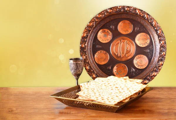 Conceito de celebração Pesah (feriado judaico Páscoa) com vinho e matza — Fotografia de Stock