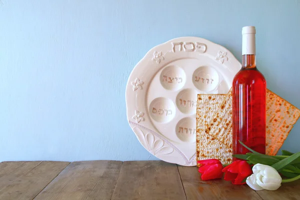 Έννοια γιορτή Pesah (εβραϊκή αργία του Πάσχα) με κρασί και matza — Φωτογραφία Αρχείου