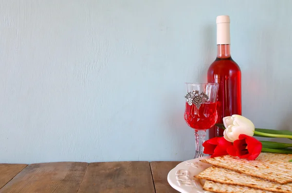 Pesah viering concept (Joodse Pascha vakantie) met wijn en matza — Stockfoto