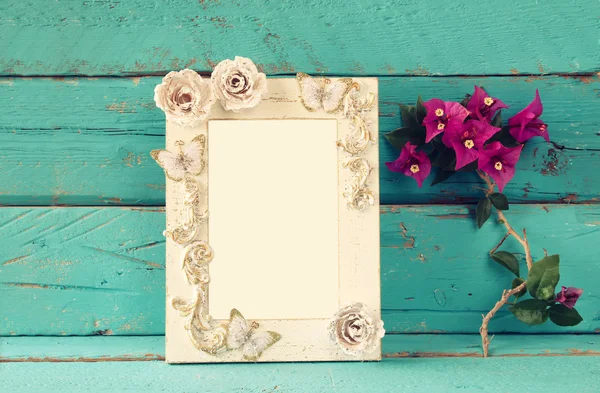 Vintage Blanko-Rahmen neben schönen lila mediterranen Sommerblumen. Vorlage, bereit zum Fotografieren — Stockfoto