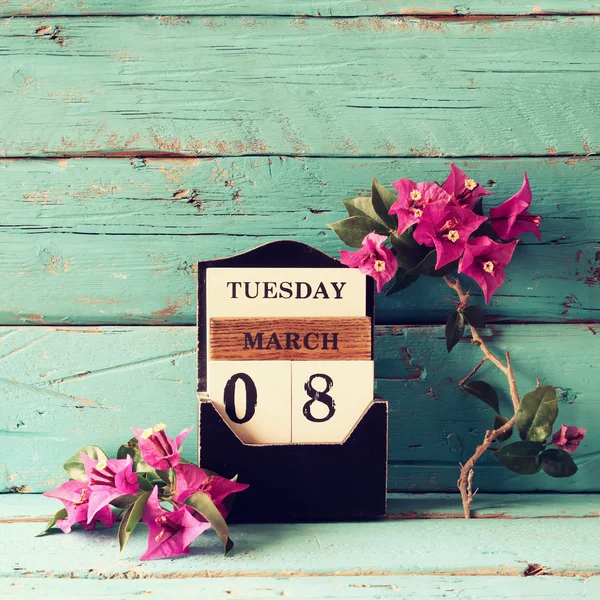 오래 된 파란 시골풍 테이블에 보라색 꽃 옆 나무 3 월 8 일 달력입니다. 선택적 초점. — 스톡 사진
