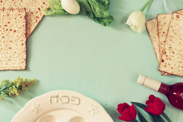 Pesah celebration concept (jewish Passover holiday) with wine and matza — Stock Photo, Image