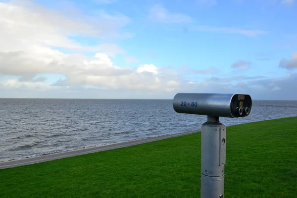 madeni para, bir gözlem noktasında dürbün kullanıyordu, wierum friesland.
