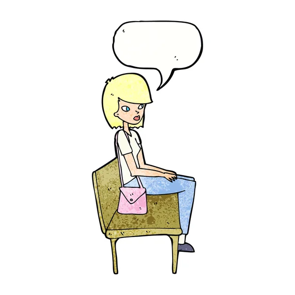 Cartoon vrouw zitten op bank met spraak zeepbel — Stockvector