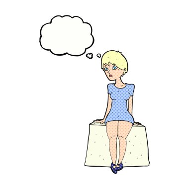 Düşünce baloncuğuyla oturan meraklı kadın.