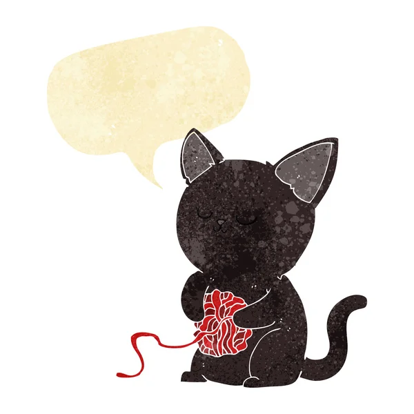 Мультфильм милый черный кот играет с клубком пряжи с речевой булочкой — стоковый вектор