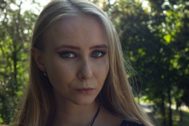 Parktaki bir kızın portresi.