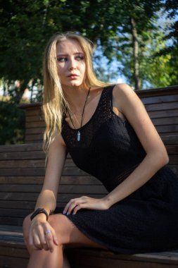 Parktaki bir kızın portresi.