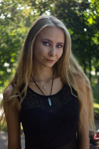 Retrato Uma Menina Parque — Fotografia de Stock