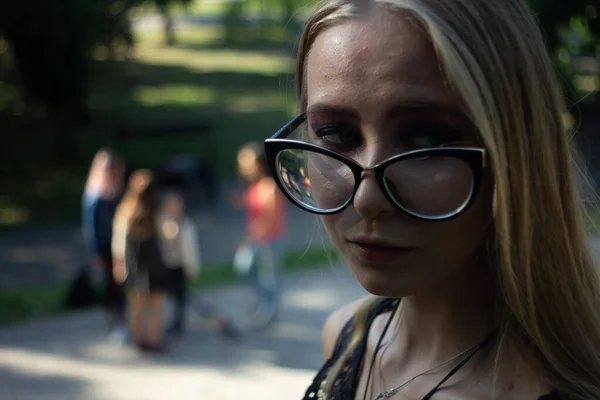 Güneşli Havada Parkta Gözlüklü Bir Kız — Stok fotoğraf