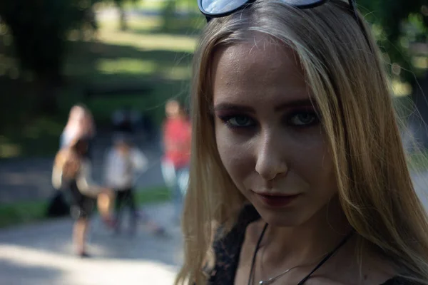 Chica Con Gafas Parque Tiempo Soleado —  Fotos de Stock