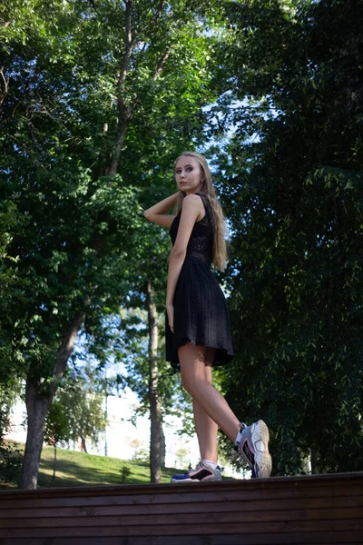 Retrato Uma Menina Parque — Fotografia de Stock