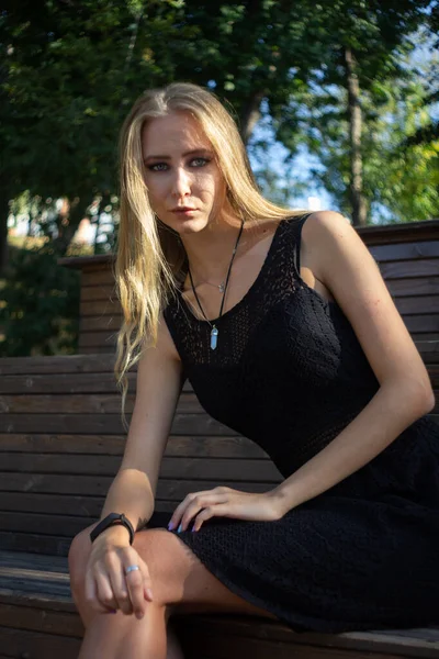 Retrato Uma Menina Parque — Fotografia de Stock