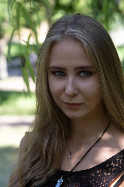 Retrato Uma Menina Parque — Fotografia de Stock