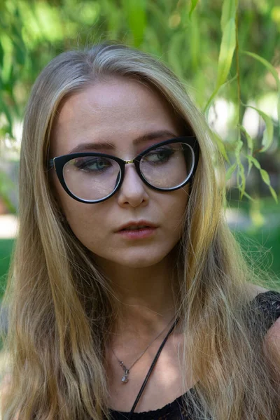 Chica Con Gafas Parque Tiempo Soleado —  Fotos de Stock