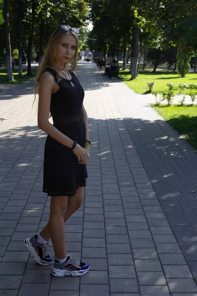 Ragazza Con Gli Occhiali Nel Parco Nel Tempo Soleggiato — Foto Stock