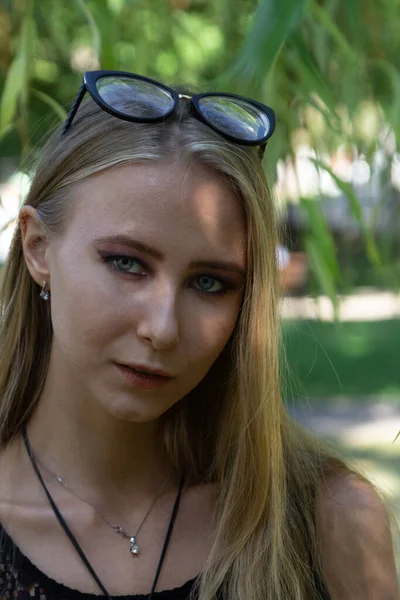 Chica Con Gafas Parque Tiempo Soleado —  Fotos de Stock