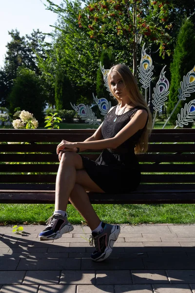 Retrato Uma Menina Parque — Fotografia de Stock