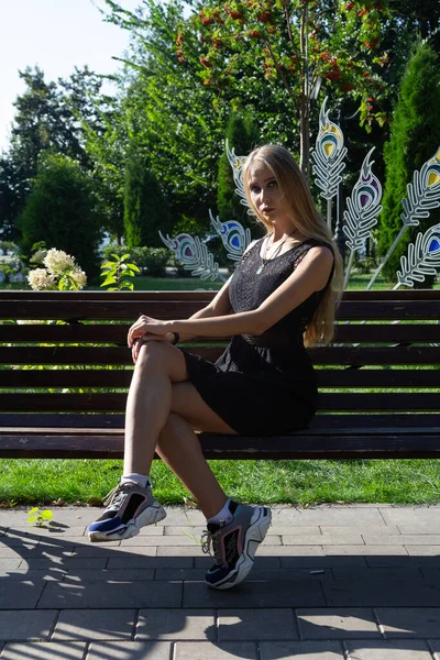 Retrato Uma Menina Parque — Fotografia de Stock