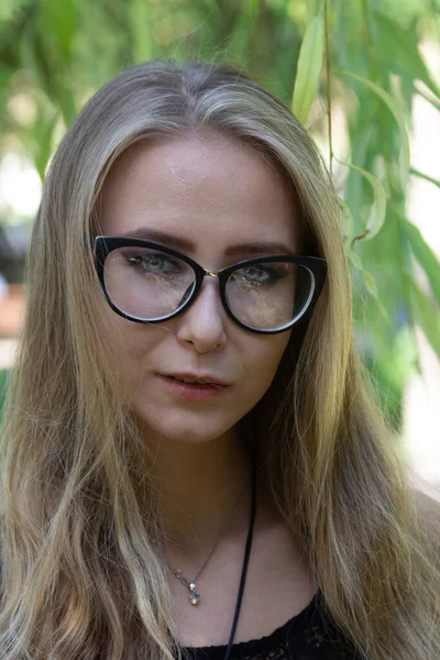 Dívka Brýlemi Parku Slunečného Počasí — Stock fotografie
