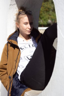 Güneşli havada parkta gözlüklü bir kız.