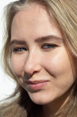 Parktaki bir kızın portresi.