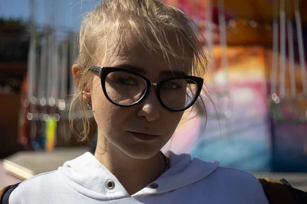 Gadis Dengan Kacamata Taman Dalam Cuaca Cerah — Stok Foto